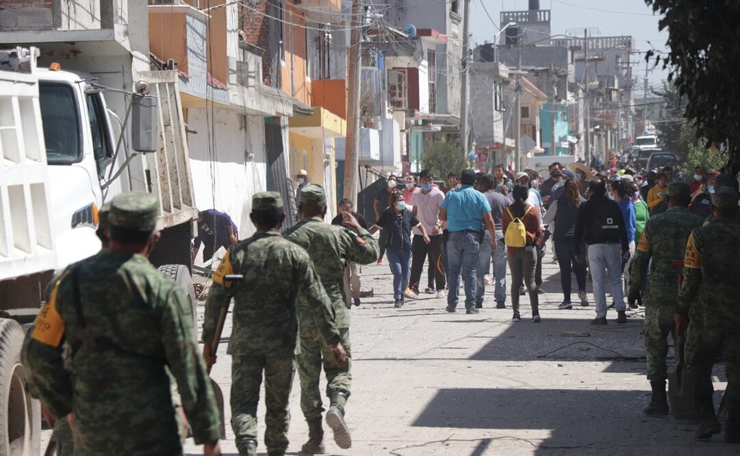 Ante la mirada efectivos del Ejército mexicano, Guardia Nacional y policías locales ingresaron a sus viviendas por rescatar cosas de valor. Foto: Omar Contreras / EL UNIVERSAL