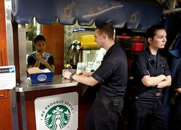Autorizan demanda a Starbucks por llenar vasos "a medias"