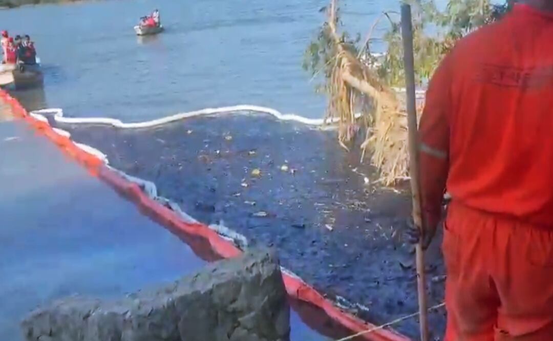 Así se ve el derrame de hidrocarburo que afecta al río Pantepec y llega al río Tuxpan en Veracruz. Foto: Captura de pantalla
