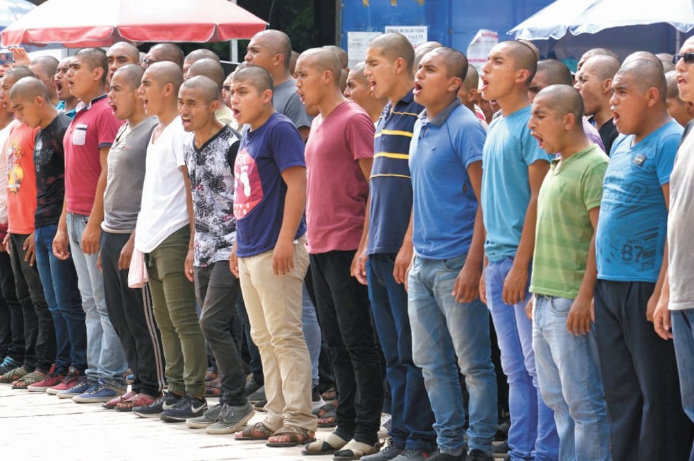 Los jóvenes, conocidos como los Pelones, realizan trabajo en cuadrillas de 20, con el fin de generar lazos entre ellos, ya que deben estar preparados y unidos ante cualquier contingencia. Fotos/SALVADOR CISNEROS