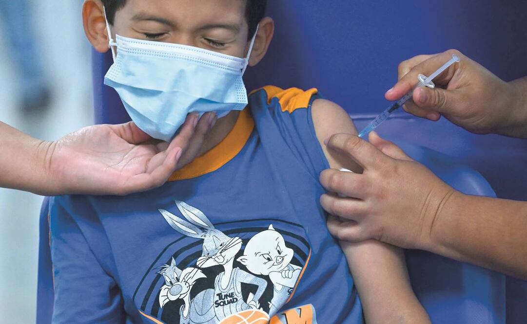 En San Salvador, un niño recibe la dosis anti-Covid. Foto: Marvin Recinos/ AFP.