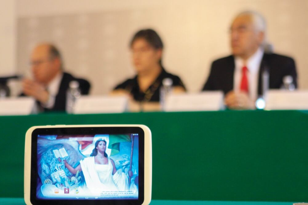 El programa capitalino Amo_Es se plaicará como fase piloto en 13 secundarias; con esto se planea dar continuidad a la entrega de tabletas a niños de primaria (ARCHIVO EL UNIVERSAL)