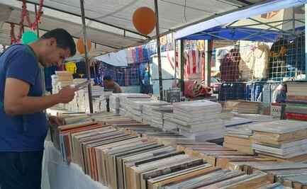 Paca de libros de la Lagunilla, una opción para los amantes de la lectura; “Aquí el libro más feo puede ser una joya"