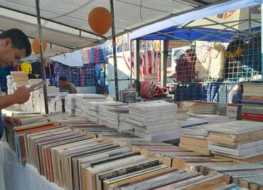 Paca de libros de la Lagunilla, una opción para los amantes de la lectura; “Aquí el libro más feo puede ser una joya"