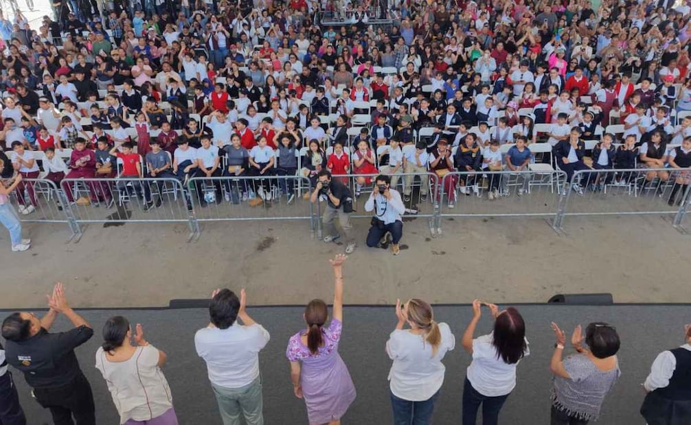 La presidenta de México, Claudia Sheinbaum, durante la entrega de tarjetas de la Beca Rita Cetina en Baja California. En el evento estuvieron presentes el secretario de educación pública, Mario Delgado, y la gobernadora Marina del Pilar. Foto: Presidencia