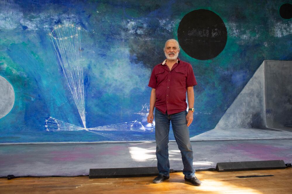 Orlando Scheker y el telón de Rufino Tamayo. Foto: Mitzi Olvera