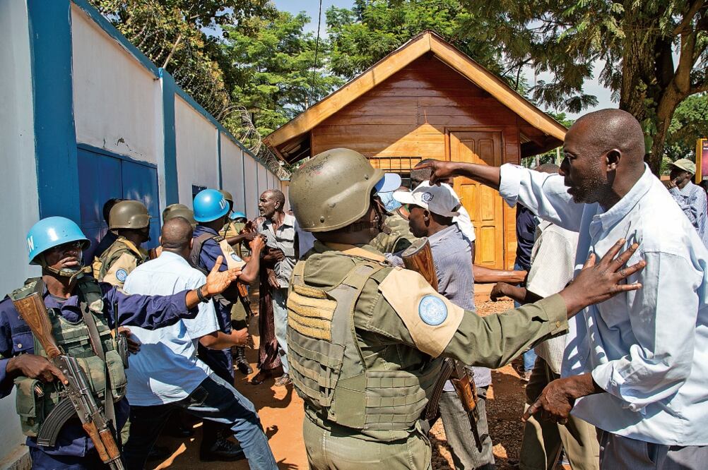 Manifestantes se enfrentan a las fuerzas pacificadoras de Naciones Unidas (MINUSCA) en Bangui, República Centroafricana, tras el asesinato en 2014 de dos musulmanes, en un país con graves conflictos religiosos y étnicos (CORTESÍA DE NACIONES UNIDAS)