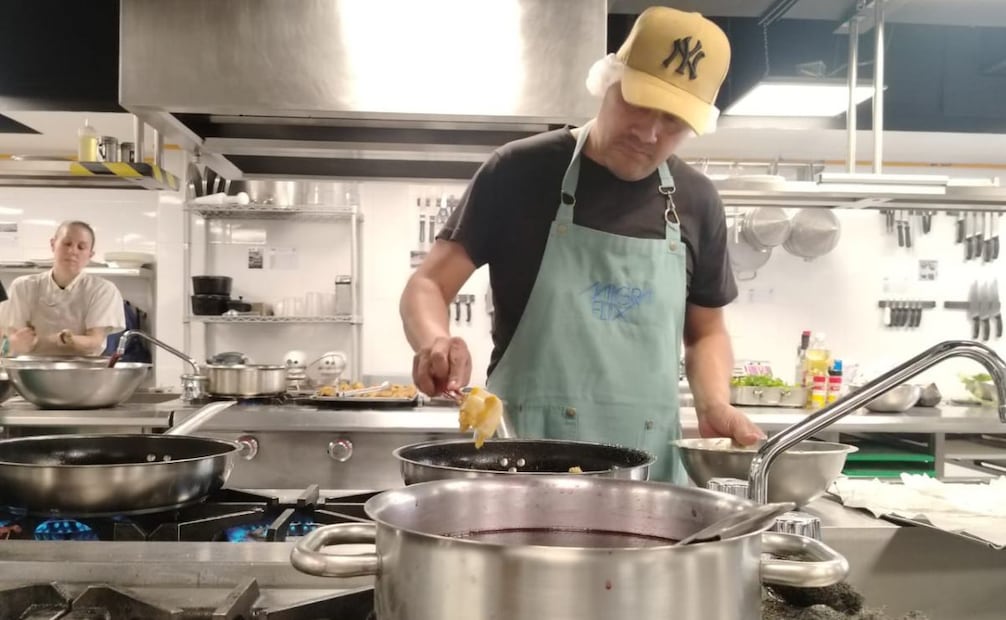 Como parte del proyecto "Tacos del mundo", de la embajada de Estados Unidos en México, en la UNITEC campus Cuitláhuac, Carlos, Jaime y Luis Alberto cocinaron camarones cajun, huazontle ranch y tacos de ribeye. Foto: Eduardo Dina / EL UNIVERSAL
