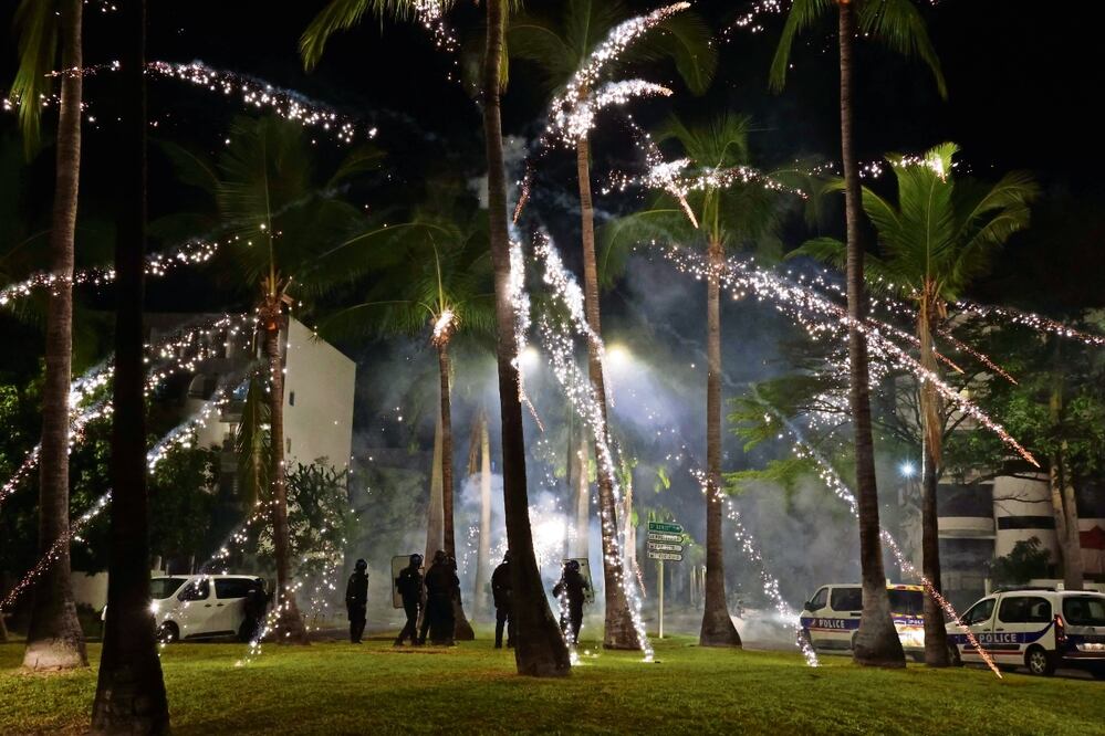 Enfrentamientos contra la policía en Le Port, isla francesa de La Reunión en el océano Índico, donde los disturbios también dejaron vehículos quemados. Foto: AFP