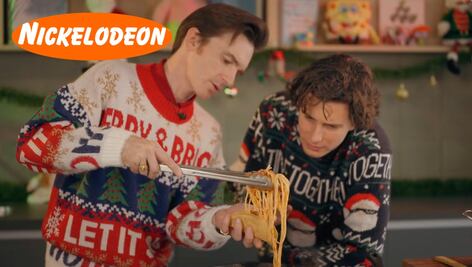 Drake Bell y Robe Grill recrean tacos de espagueti al estilo Nickelodeon y causan furor en redes