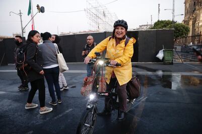 Por señalamientos desde Palacio Nacional y seguridad, Xóchitl Gálvez analiza bajarse de su bicicleta