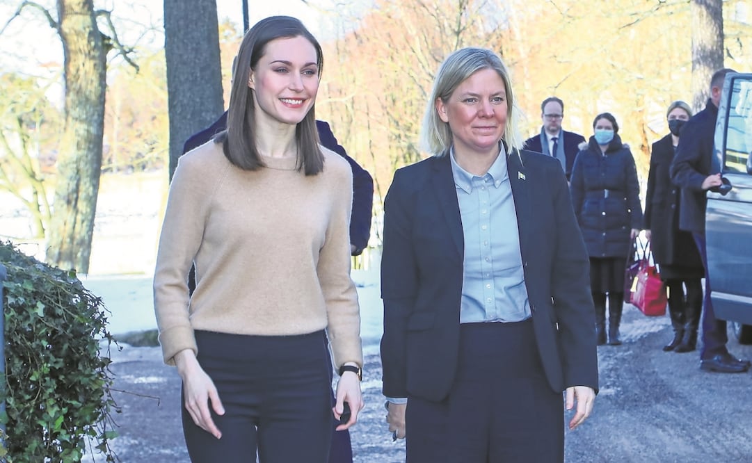 La primera ministra de Finlandia, Sanna Marin, recibe a la premier de Suecia, Magdalena Andersson, en Helsinki. Mauri Ratilainen/EFE