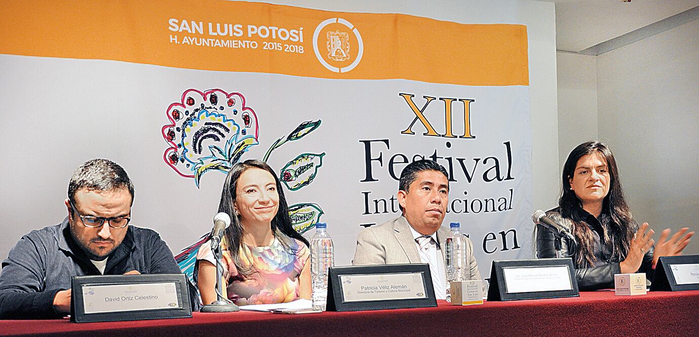 Patricia Véliz, directora de Turismo y Cultura de San Luis Potosí; Juan Manuel Navarro, director de Desarrollo Social de la capital potosina, y la poeta mexicana Rocío Cerón, en la presentación del Festival, en el Palacio de Bellas Artes (CORTESÍA)