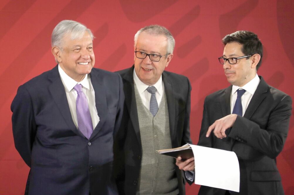 El presidente Andrés Manuel López Obrador; el secretario de Hacienda, Carlos Urzúa, y el director corporativo de Finanzas de Pemex, Alberto Velázquez, dieron a conocer las medidas para mejorar la situación de la empresa. Foto: JUAN CARLOS. EL UNIVERSAL.