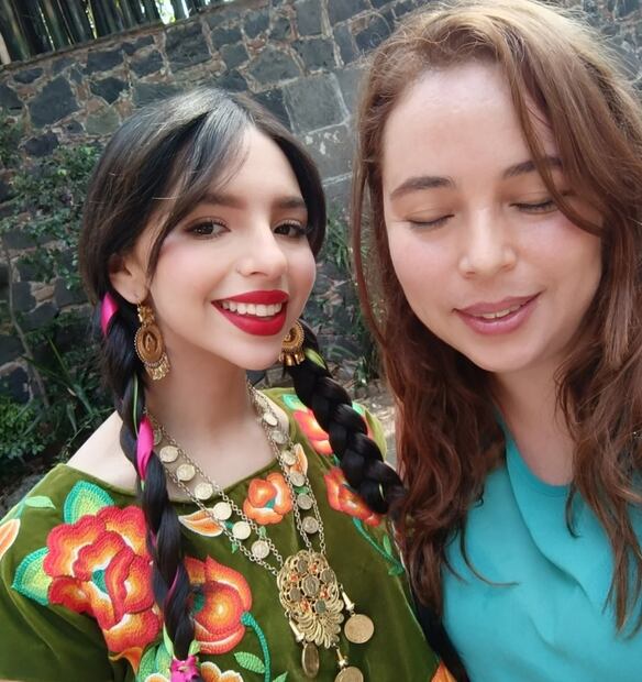 Ángela Aguilar se trenzó sus extensiones durante la visita que hizo en la casona de Emilio "El indio" Fernández. Foto: Instagram citlallifernandezzz