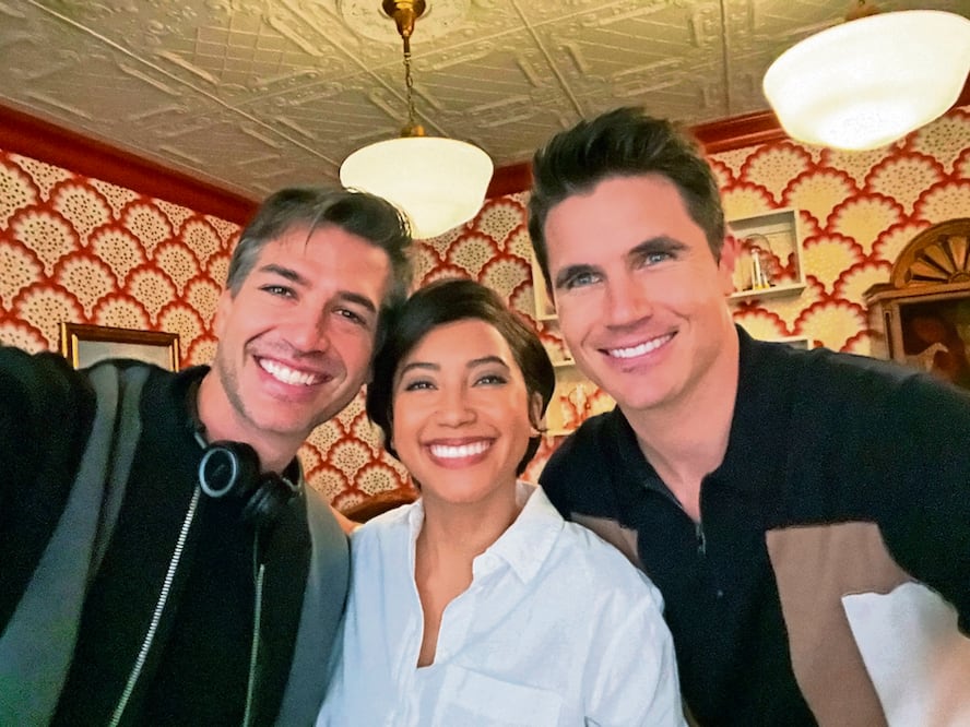 Alberto (izq) y los protagonistas de Upload, Robbie Amell (der) y Andy Allo (centro), cuyos personajes intentan detener una conspiración. Foto: Prime Video