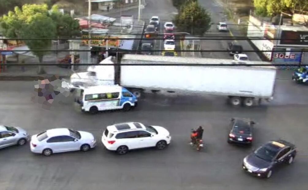 Con el impacto se abrió la puerta de la cajuela de la camioneta de pasajeros, lo que generó que por ahí salieran disparadas las personas que viajaban en el interior de la unidad. Foto: Especial