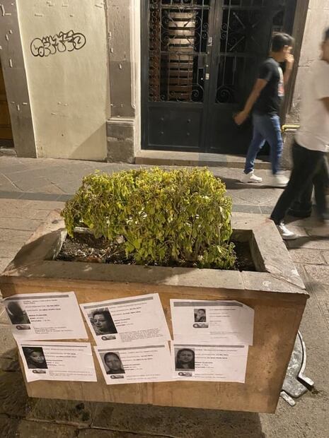 Feministas colocan fichas de búsqueda de mujeres desaparecidas en el Centro Histórico de Querétaro