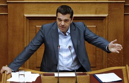 Tsipras defiende rescate como "única opción" para Grecia