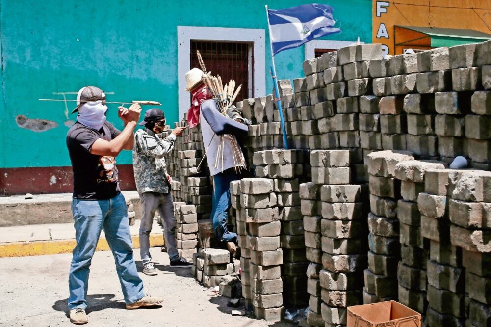 Rechazo. Manifestantes montaron barricadas en el barrio de Monimbó, en Masaya, previo a una marcha de conmemoración revolucionaria (OSWALDO RIVAS. REUTERS)