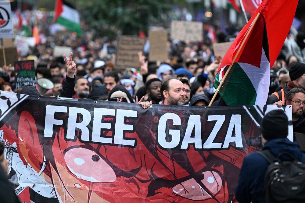 Los participantes muestran una pancarta con las letras "Gaza libre" durante una "manifestación contra el genocidio en Gaza" cerca de la plaza Kottbusser Tor en el distrito berlinés de Kreuzberg el 6 de octubre de 2024. Foto: AFP