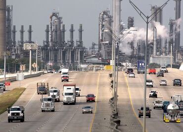 Pemex busca autoabasto de gasolina, diésel y turbosina con compra de refinería en Texas