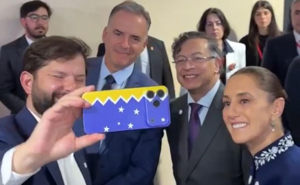 Presidenta Claudia Sheinbaum se toma selfie con jefes de Estado en su visita a España (17/04/2026). Foto: Especial