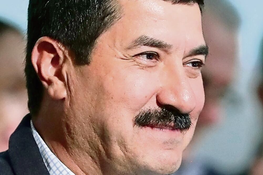 Corral publicita gobierno en calzoncillos de pugilista