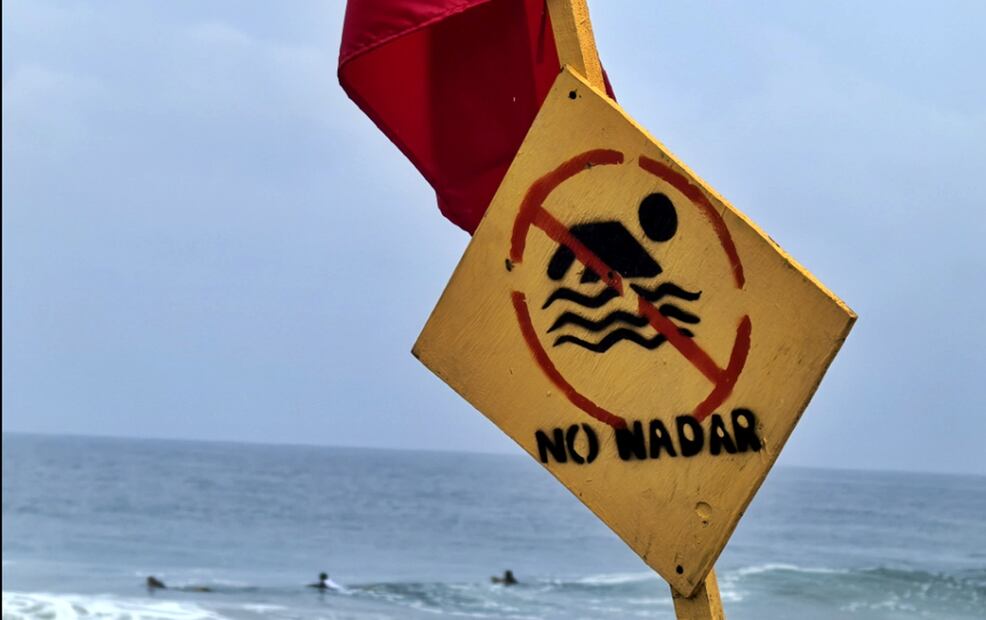 Restauranteros y hoteleros guardan mobiliario y ponen muros de contención con costales de arena en Playa Zicatela, el 18 de junio de 2025, como medida preventiva ante la inminente llegada del huracán Erick a Oaxaca. Foto: Edwin Hernández/EL UNIVERSAL