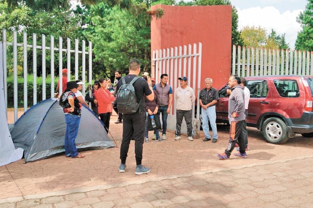 Integrantes del Colectivo Abracemos El Parque La Pila acamparon en la entrada del jardín: autoridades afirman que “han estado pendientes”. Foto/ESPECIAL
