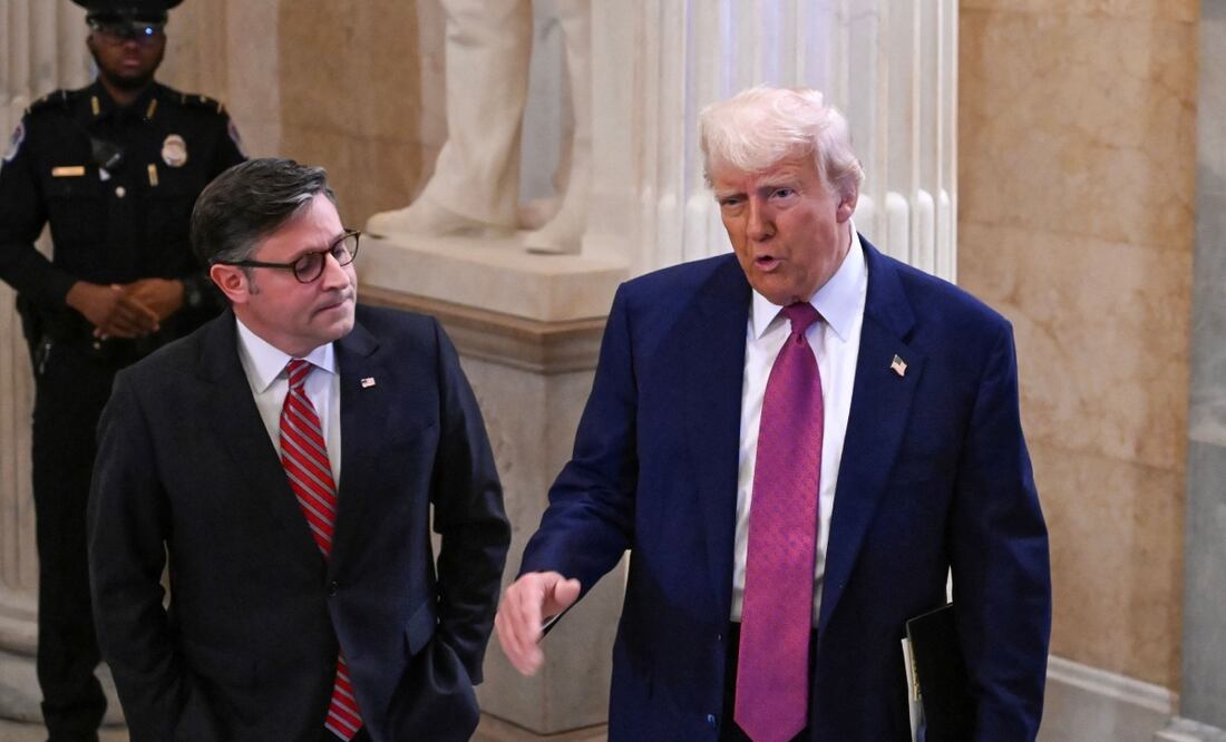 El presidente de Estados Unidos, Donald Trump, y el presidente de la Cámara de Representantes, Mike Johnson, republicano por Luisiana, hablan con la prensa a su llegada a una reunión de la Conferencia Republicana de la Cámara de Representantes en el Capitolio de Estados Unidos en Washington, D.C., el 20 de mayo de 2025. El presidente de Estados Unidos, Donald Trump, reunió a los republicanos en el Capitolio el martes para respaldar un supuesto "gran y hermoso proyecto de ley" que probablemente aumentará el enorme déficit presupuestario y recortará la atención médica para millones de estadounidenses. Foto: AFP