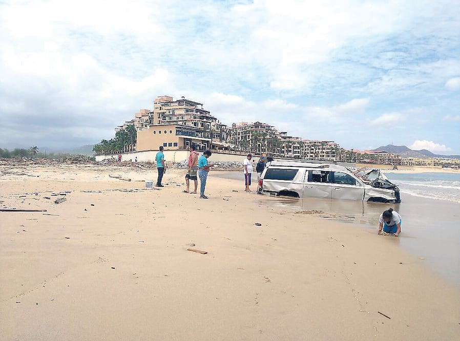 La corriente arrastró cuanto encontró a su paso, incluso vehículos quedaron enterrados y personas se aproximan a ellos para ver si en su interior hay cuerpos (FOTOS: GLADYS RODRÍGUEZ. EL UNIVERSAL)