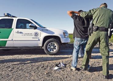 "Se ponen violentos": Justifican en EU trato a migrantes deportados, tras polémica