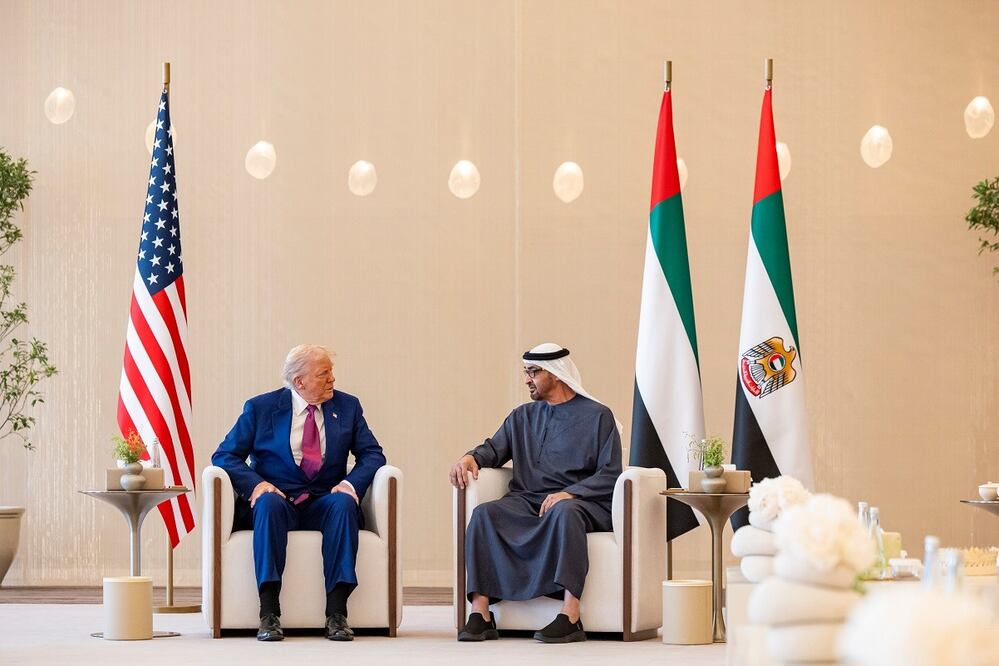 El presidente de Estados Unidos, Donald Trump, con el jeque Mohamed bin Zayed Al Nahyan, en Abu Dhabi, en Emiratos Árabes Unidos. FOTO: EFE