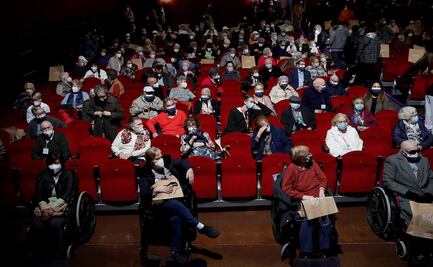 Adultos mayores, ya vacunados, van al teatro en Madrid tras un año de confinamiento