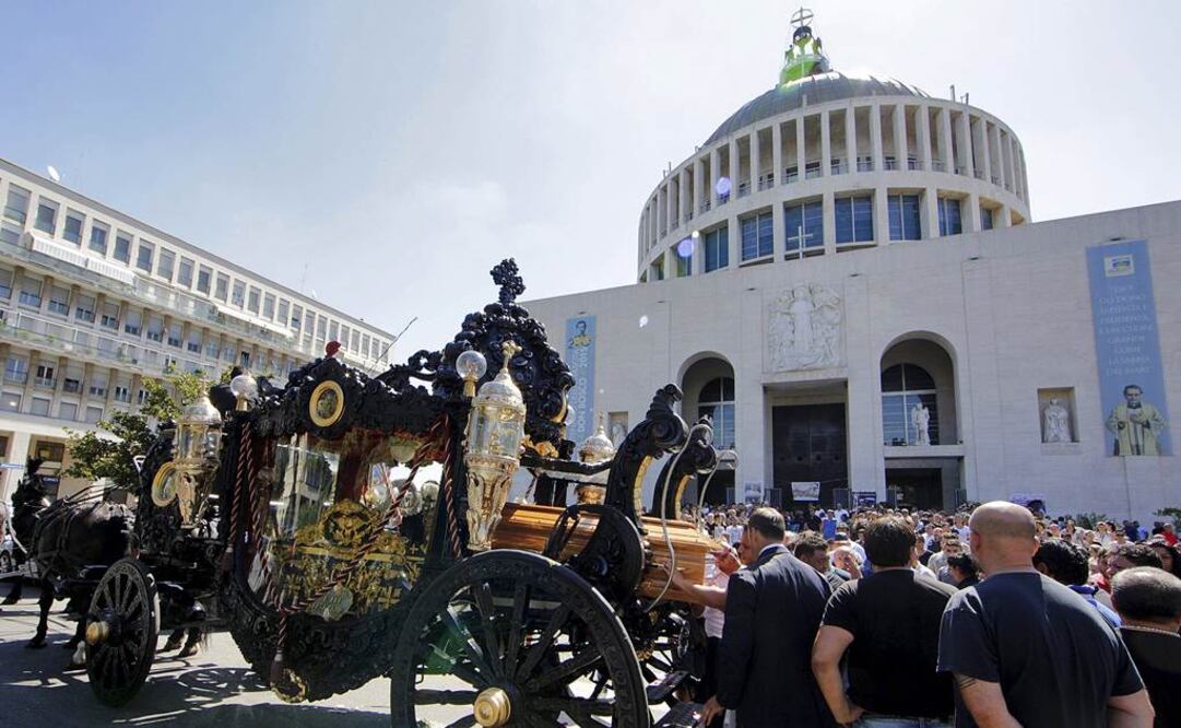 Agentes de la policía municipal de Roma abrieron paso a la carroza jalada por seis caballos negros con penachos que transportaban el féretro (Foto: Reuters)