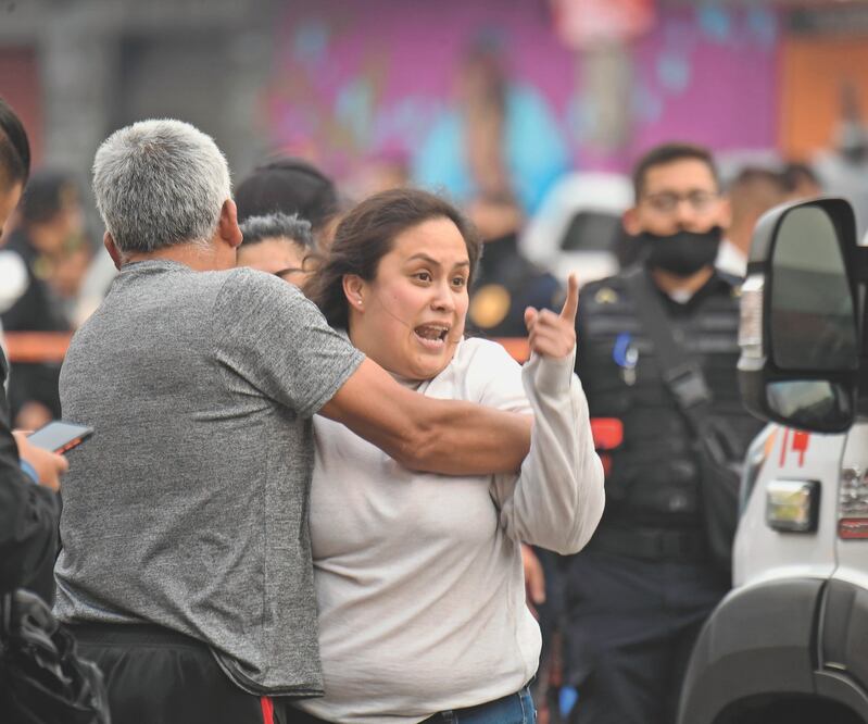 Familiares llegaron al lugar donde Ricardo fue asesinado ayer en calles de Iztapalapa. ARMANDO MARTÍNEZ. EL UNIVERSAL