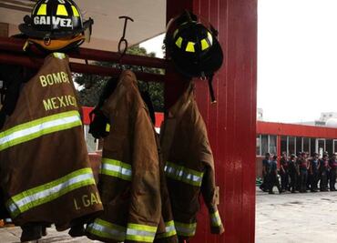 Bomberos apagan incendio frente a Cuatro Caminos, en Naucalpan