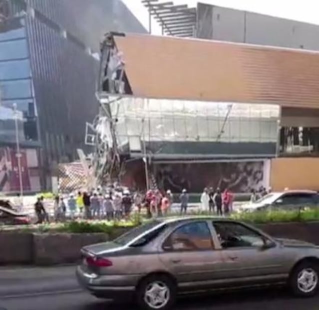 Se derrumba estructura de Plaza Artz Pedregal