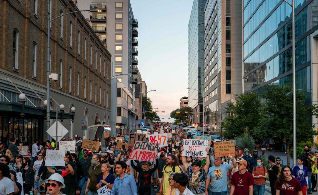 La gente marcha por el centro de Austin, Texas, durante la manifestación "ICE Out of Austin" el 9 de junio de 2025. La gente se reunió durante una protesta de emergencia contra las redadas y deportaciones del Servicio de Inmigración y Control de Aduanas (ICE) en Los Ángeles. Se prevén manifestaciones a nivel nacional en solidaridad con Los Ángeles esta semana, mientras el presidente Donald Trump continúa los preparativos para enviar agentes policiales adicionales para apoyar las redadas del ICE en California. Foto: AFP