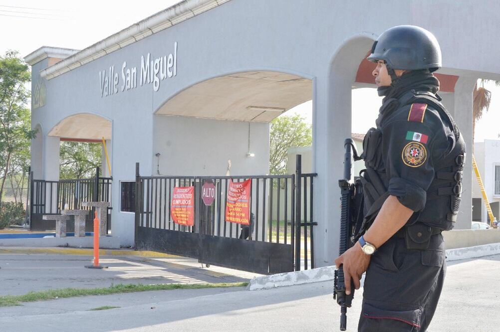 Nueve personas fueron ejecutadas en la colonia privada Valle San Miguel del municipio de Apodaca, donde, según investigaciones, las víctimas habían si do atadas de pies y manos con cinturones plásticos de los conocidos como “cola de rata” (EMILIO VÁSQUEZ)
