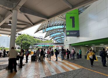 Manifestantes liberan acceso vehicular de Terminal 1 del AICM; bloquearon vialidad por 4 horas