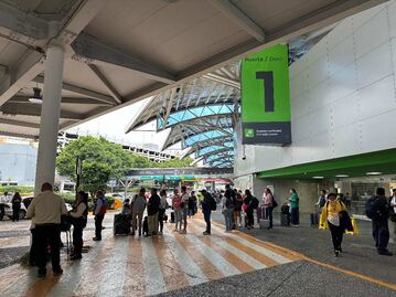 Manifestantes liberan acceso vehicular de Terminal 1 del AICM; bloquearon vialidad por 4 horas