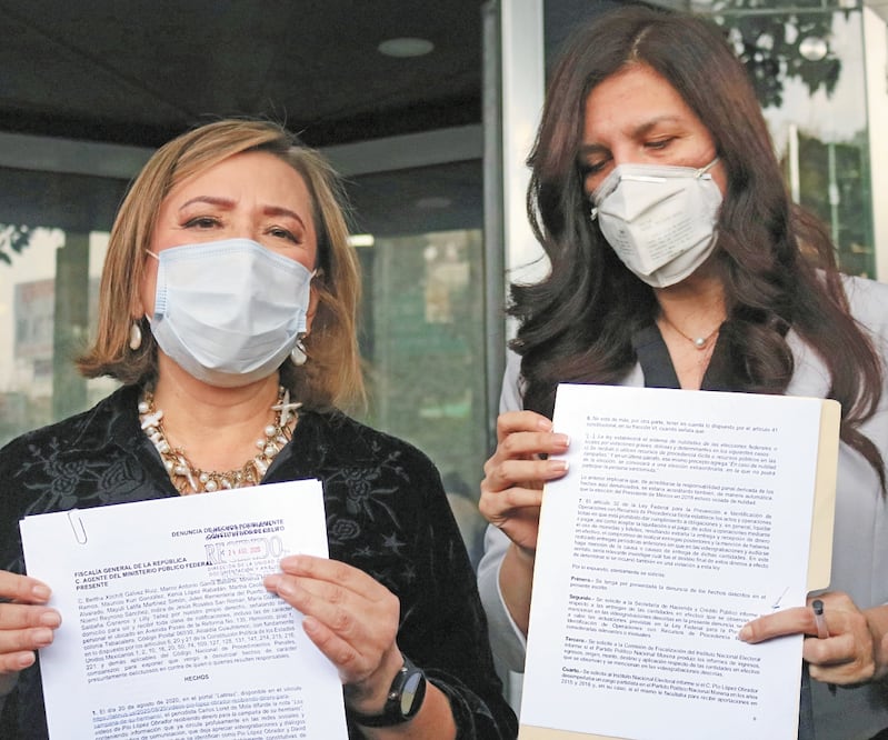 Las senadoras Xóchitl Gálvez y Kenia López, en la FGR. Foto: FERNANDA ROJAS. EL UNIVERSAL