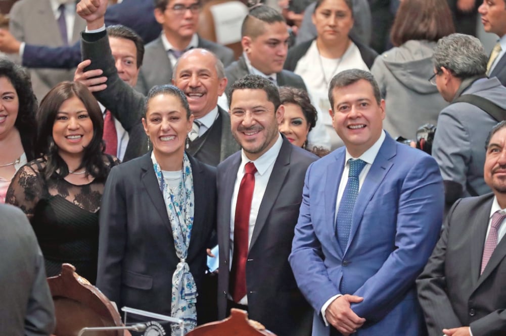 La jefa de Gobierno electa de la Ciudad de México, Claudia Sheinbaum; el presidente del Senado de la República, Martí Batres, y el mandatario capitalino, José Ramón Amieva (LUCÍA GODÍNEZ. EL UNIVERSAL)