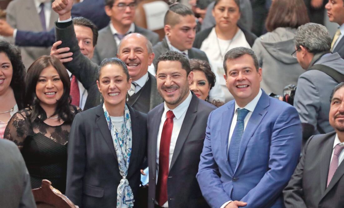 La jefa de Gobierno electa de la Ciudad de México, Claudia Sheinbaum; el presidente del Senado de la República, Martí Batres, y el mandatario capitalino, José Ramón Amieva (LUCÍA GODÍNEZ. EL UNIVERSAL)
