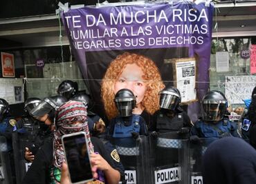 Manifestantes de CNDH se trasladan a la Comisión de Víctimas; policías resguardan el área
