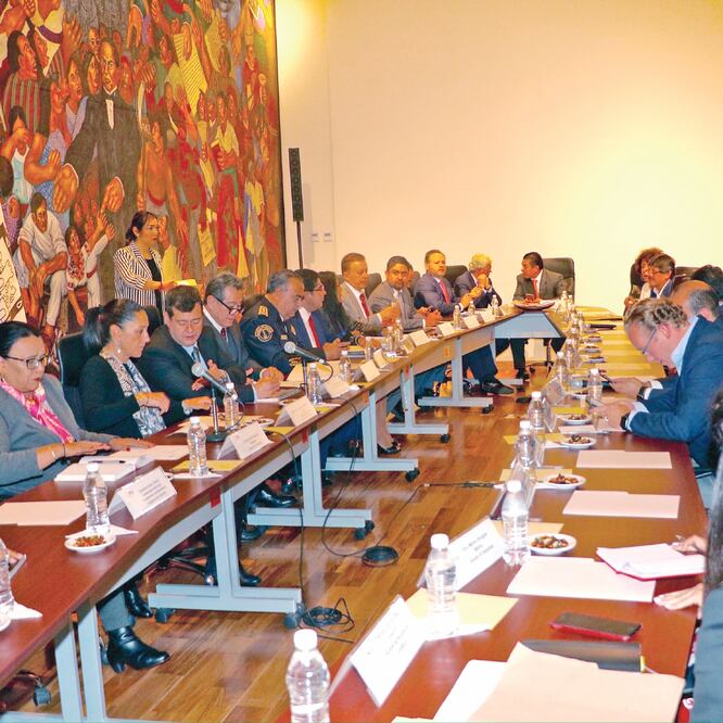 El jefe de Gobierno, José Ramón Amieva, y Claudia Sheinbaum, próxima mandataria, se reunieron por tres horas con 15 de 16 alcaldes y alcaldesas, quienes externaron sus inquietudes respecto al arranque de sus funciones (ESPECIAL)