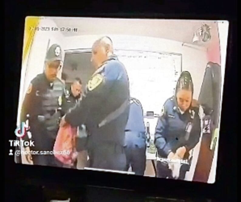 Mientras el sujeto está sometido en el piso, los policías revisan qué hay en el lugar; se les investiga por abuso de autoridad. Foto: Tomada de video
