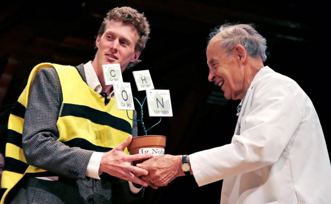 Michael Smith recibe el premio de parte de Dudley Herschbach, ganador del Premio Nobel de Química en 1986. Foto: AP